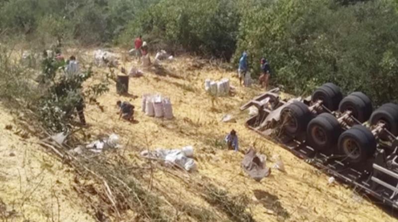 Carreta carregada de milho tomba na PI-140 e populares saqueiam carga
