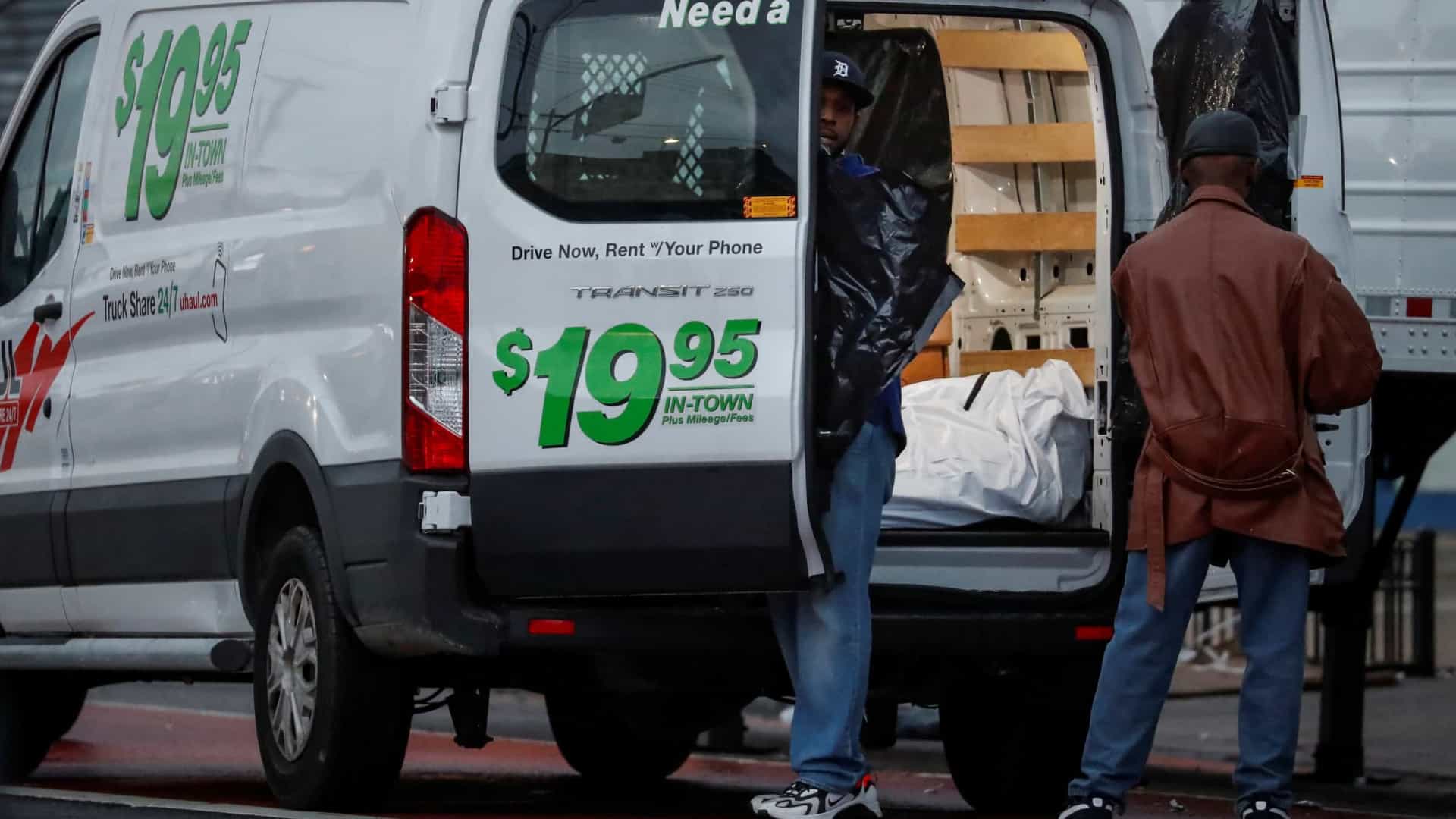 Van com corpos em decomposição