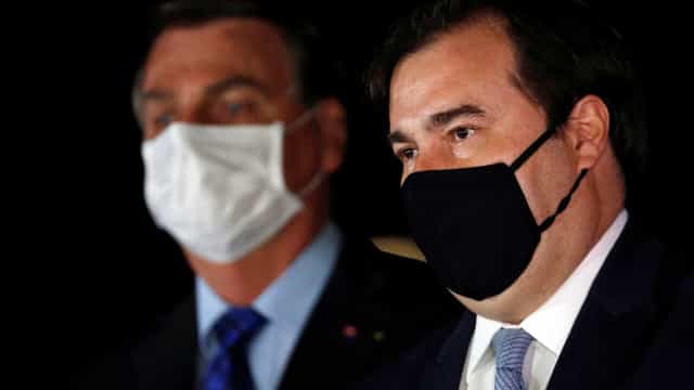 Maia ameaça dar aval a impeachment de Bolsonaro