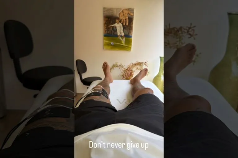 Neymar compartilhou em suas redes sociais imagem da fisioterapia após cirurgia no joelho