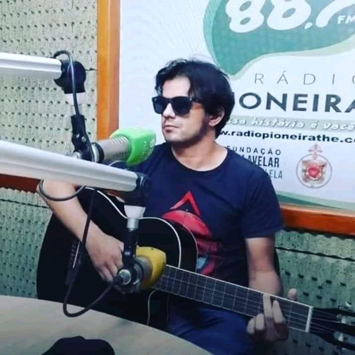 Neyvan Araújo se apresentando na Rádio Pioneira
