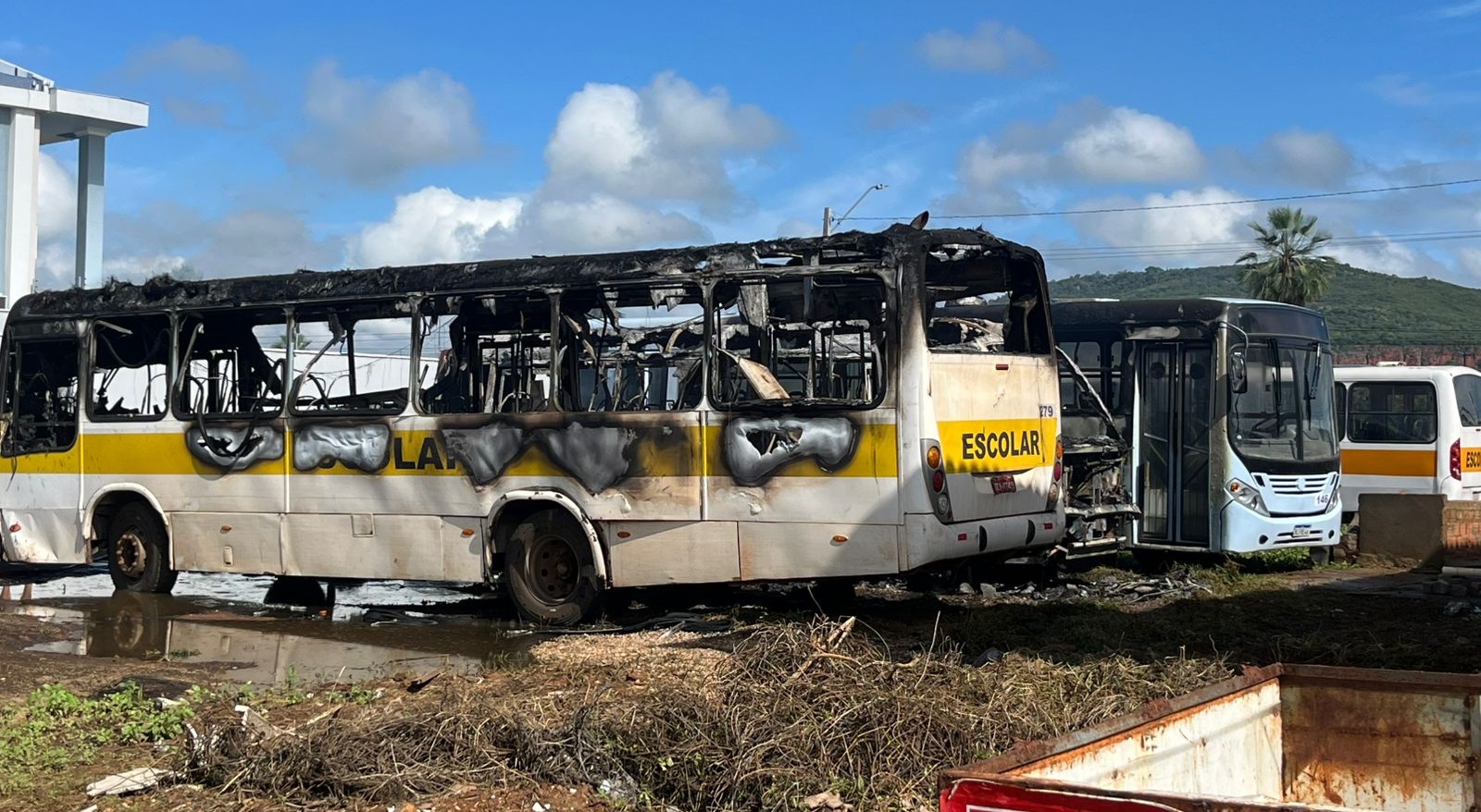 Pelo menos 10 ônibus estava estacionados no local e quatro ficaram parcialmente destruídos