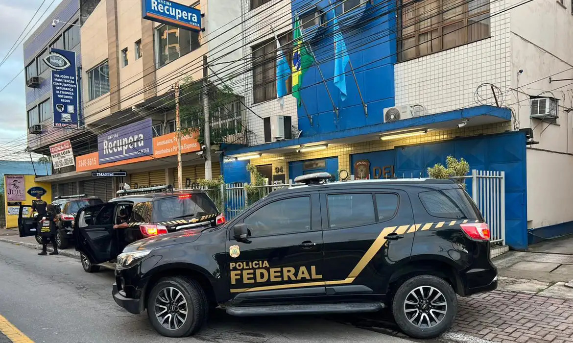 Policiais cumprem cinco mandados de busca e apreensão