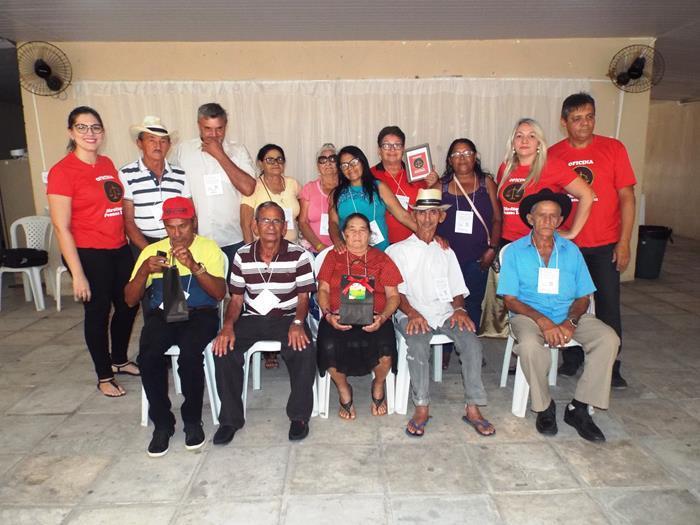 Organizadores e idosos participantes