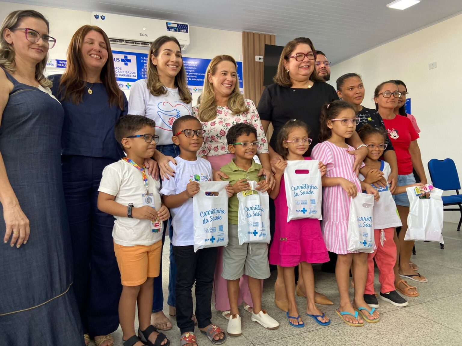 Entrega de óculos pela Carretinha da Saúde