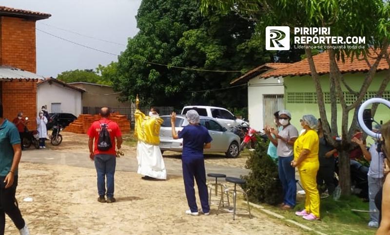 Padre realiza celebração em frente ao hospital