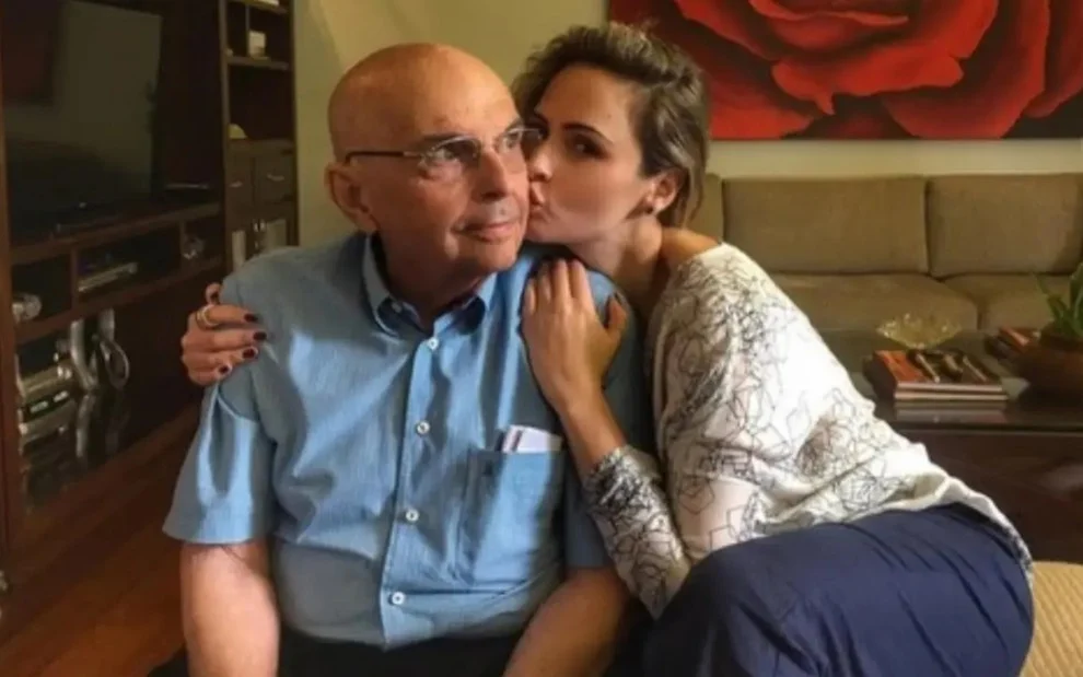 Pai de Ana Paula Renault é hospitalizado com confusão mental
