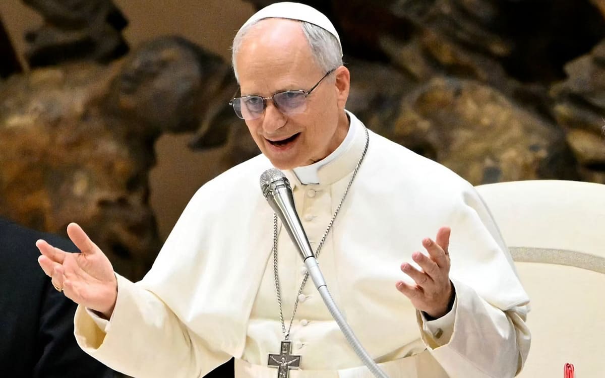 Papa mostra bom humor ao tentar truque com bola durante encontro especial