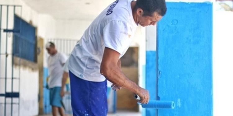 Reeducandos trabalhando na reforma da unidade prisional de Parnaíba
