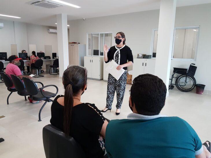 Defensora pública Patrícia Monte orienta as pessoas no Primeiro Atendimento da Defensoria, em Teresina