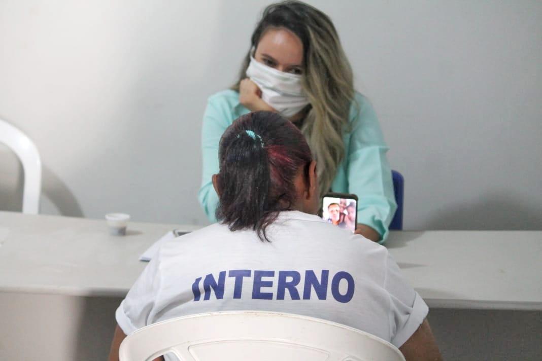 Interna da Penitenciária Feminina durante visita virtual