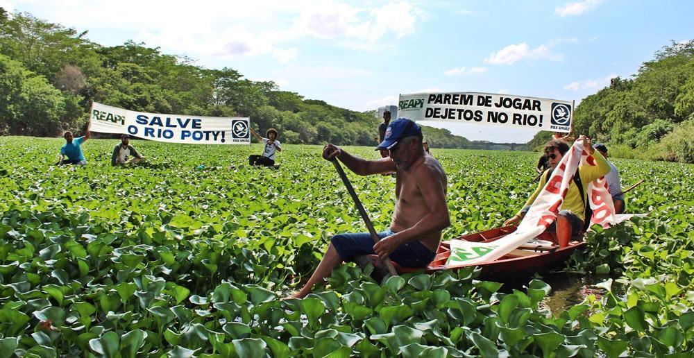 Protesto em meio ao Poti clama pela despoluição do rio em Teresina