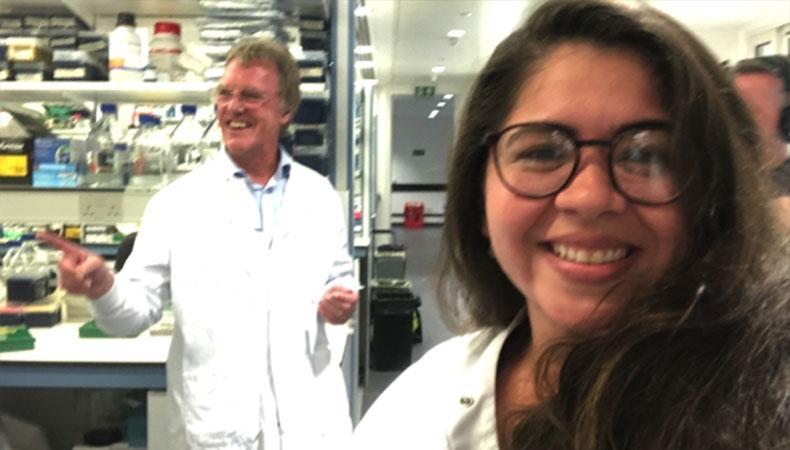 Joanna Darck  ao lado do pesquisador Peter Ratcliffe