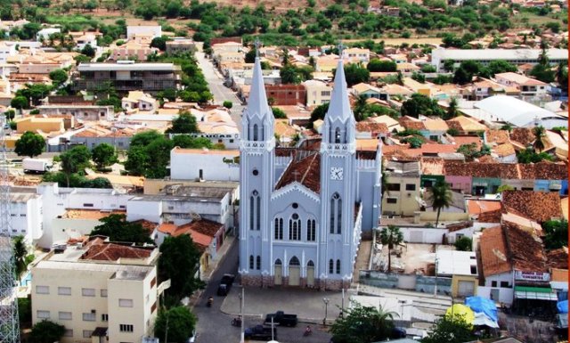 Picos vista do morro da Aerolândia
