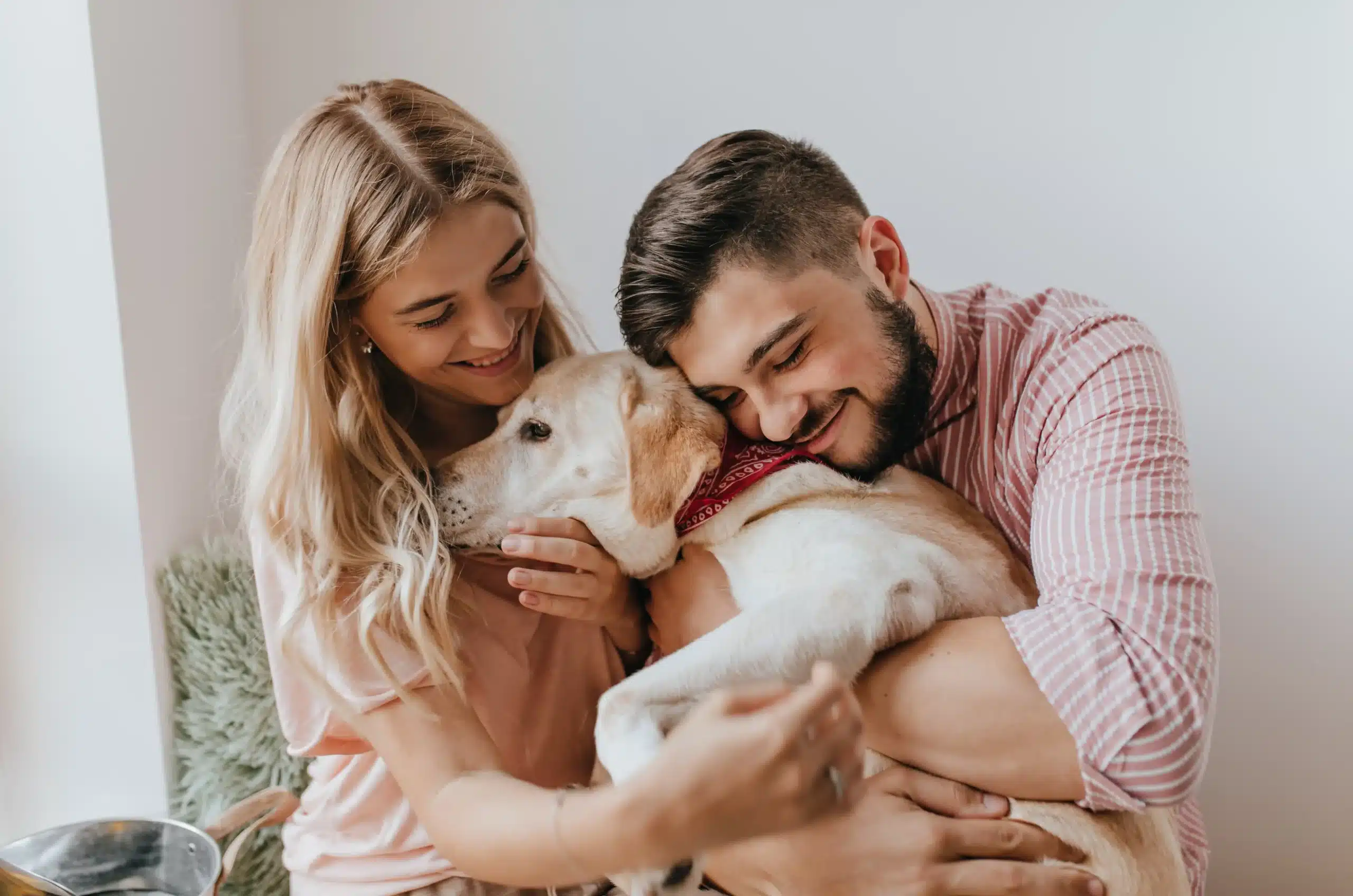Foto ilustrativa família com cachorro