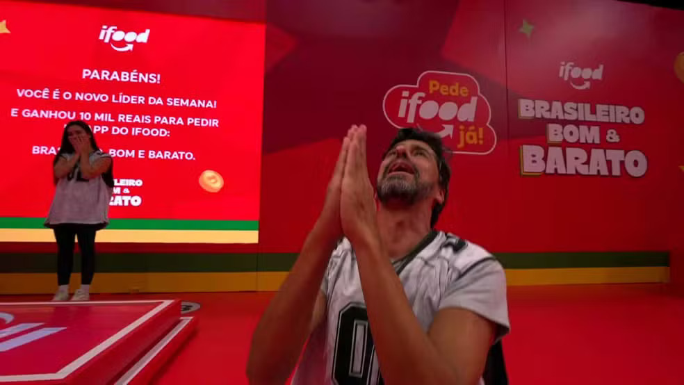 Alberto Cowboy comemora vitória na Prova do Líder e conquista sua quarta liderança no BBB 26.