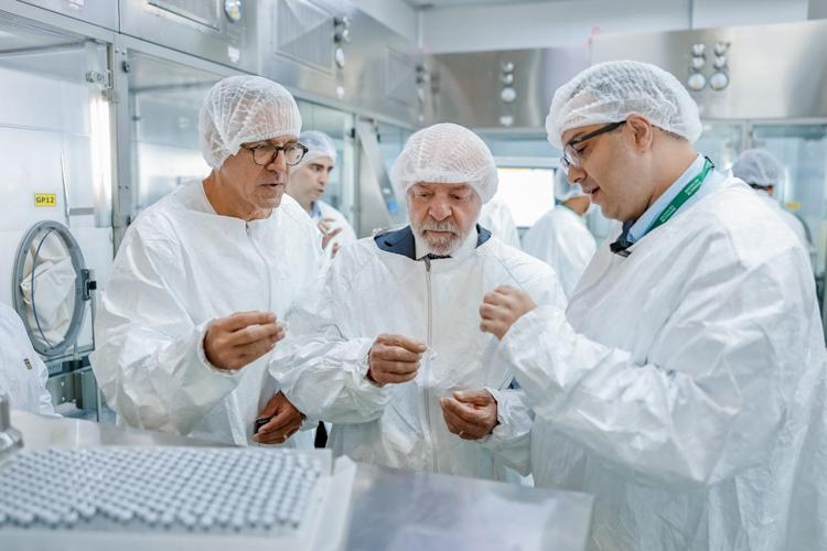 Lula e o ministro Alexandre Padilha conhecem o centro de produção de vacinas do Instituto Butantan