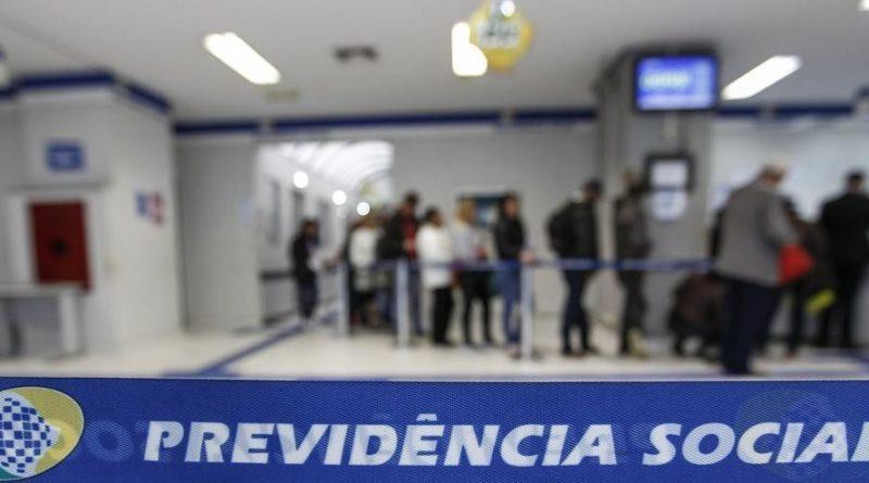 Fila de beneficiários do INSS