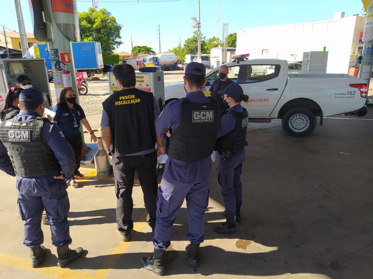 Procon apreende 130 kg de alimentos irregulares no Piauí