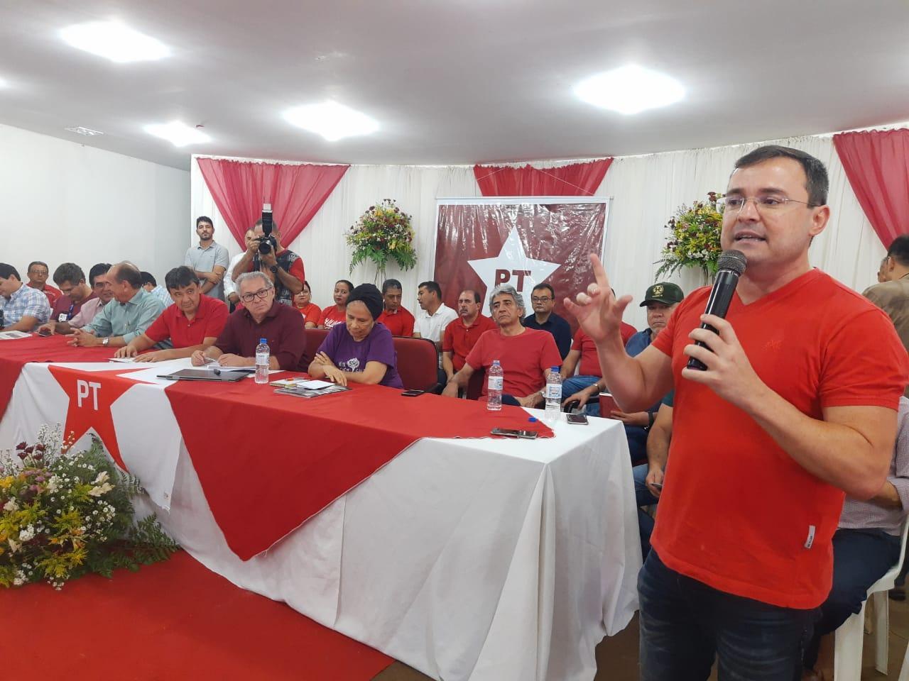 Fábio Novo foi ovacionado durante evento do diretório estadual do PT em Teresina