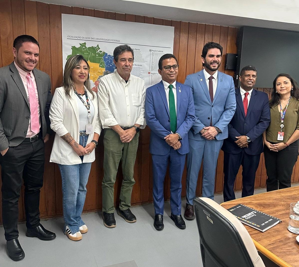 Francisco Costa e Marcus Vinicius Kalume se reúnem com representantes do Ministério da Educação