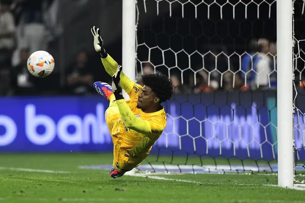 Hugo Souza, do Corinthians, defende pênalti do Bragantino