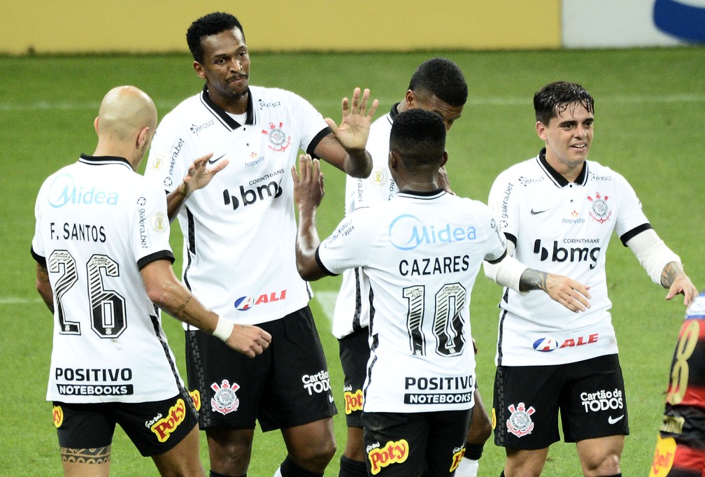 Jogadores comemoram vitória.