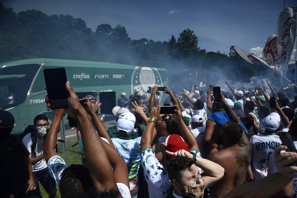 Torcedores do Palmeiras no embarque do time para o Rio de Janeiro