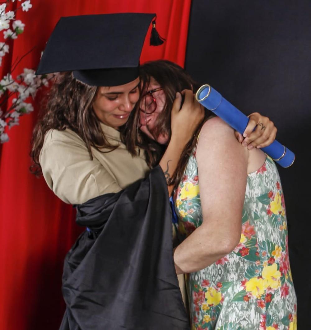 Uma jovem resolveu usar o uniforme de faxineira da mãe para homenageá-la durante uma formatura na faculdade de Pedagogia em Santos