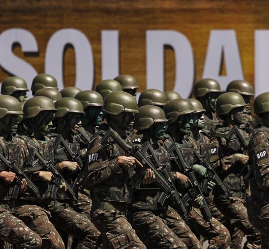 Governo ucraniano lança campanha para convocar brasileiros e pessoas de outros países sul-americanos para se alistar ao Exército do país durante a guerra