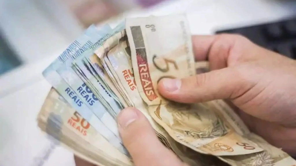 Salário mínimo pode ter aumento de 7,4% em 2027; veja novo valor
