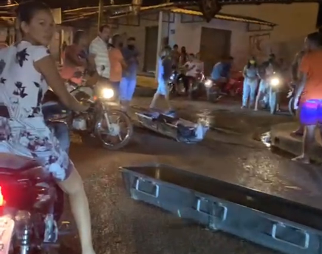 As gavetas e um cadáver ficaram no meio da rua