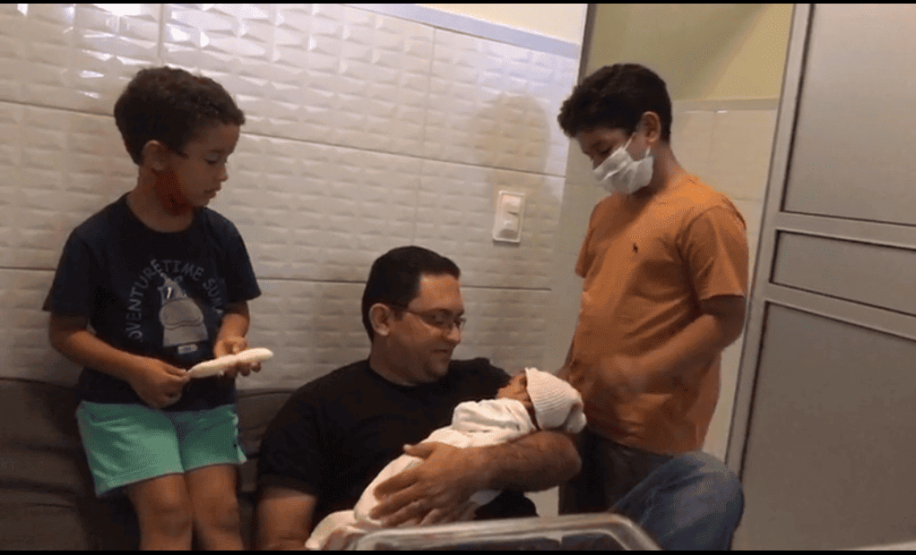 Daniel e os filhos encantados com a chegada da Olívia