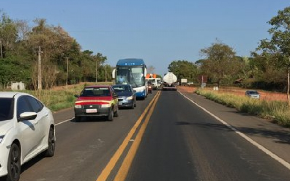 As faixas mais escuras são marcas de rastros de veículos; ao centro delas resto de asfalto esfarelado