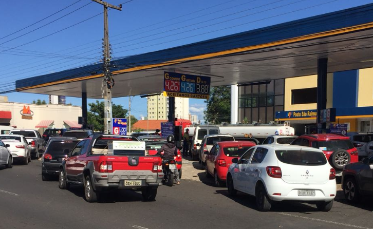 A falta de óleo diesel em alguns postos está causando longas filas em outros