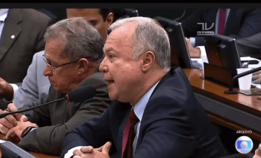 Paulo Azi em primeiro plano e Assis Carvalho atrás dele