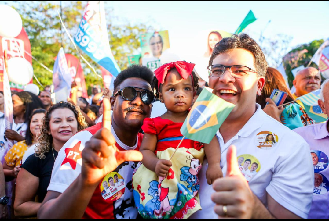 Muitas crianças tiraram fotos com Rafael Fonteles