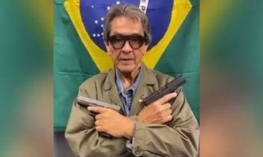 Roberto Jefferson exibe armas e age como jagunço