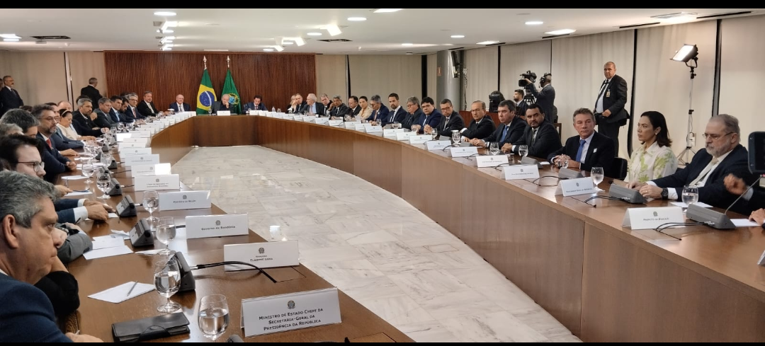 Governadores e ministros reunidos com o presidente Lula