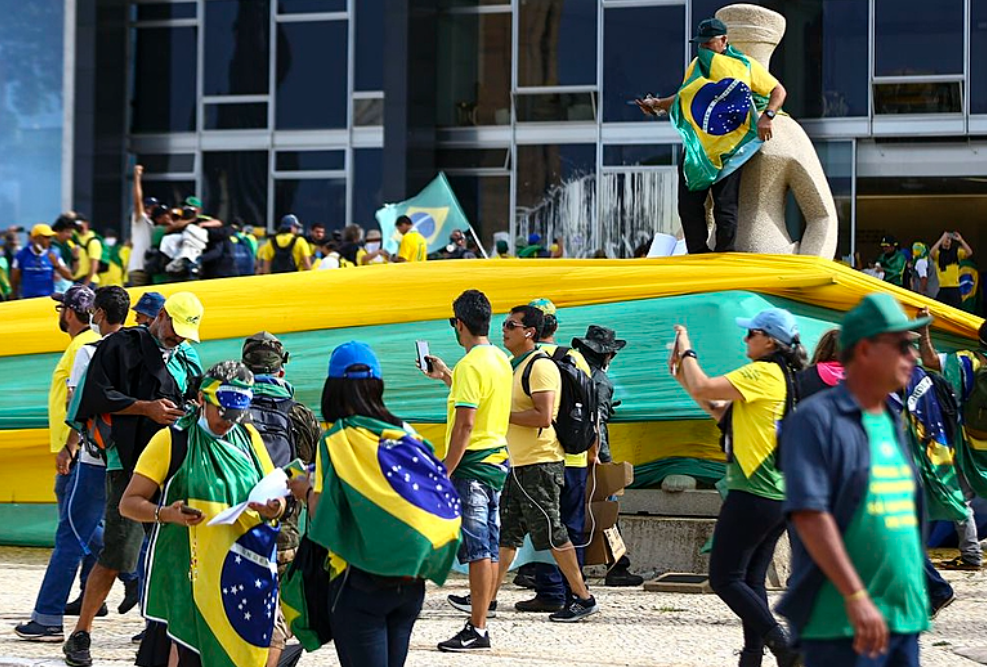 Os golpistas invadindo o Palácio do Planalto em 8 de janeiro de 2023