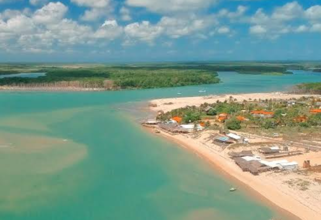 Praia de Macapá vista do alto; ao fundo a Ilha dos Guarás
