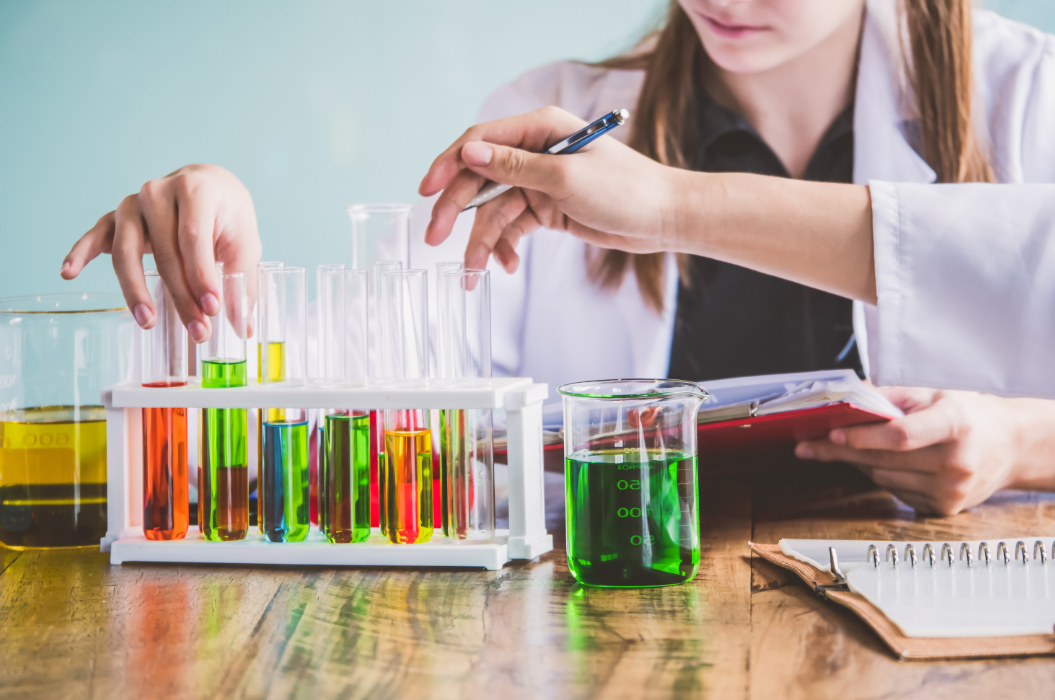 Fórmulas químicas e laboratórios
