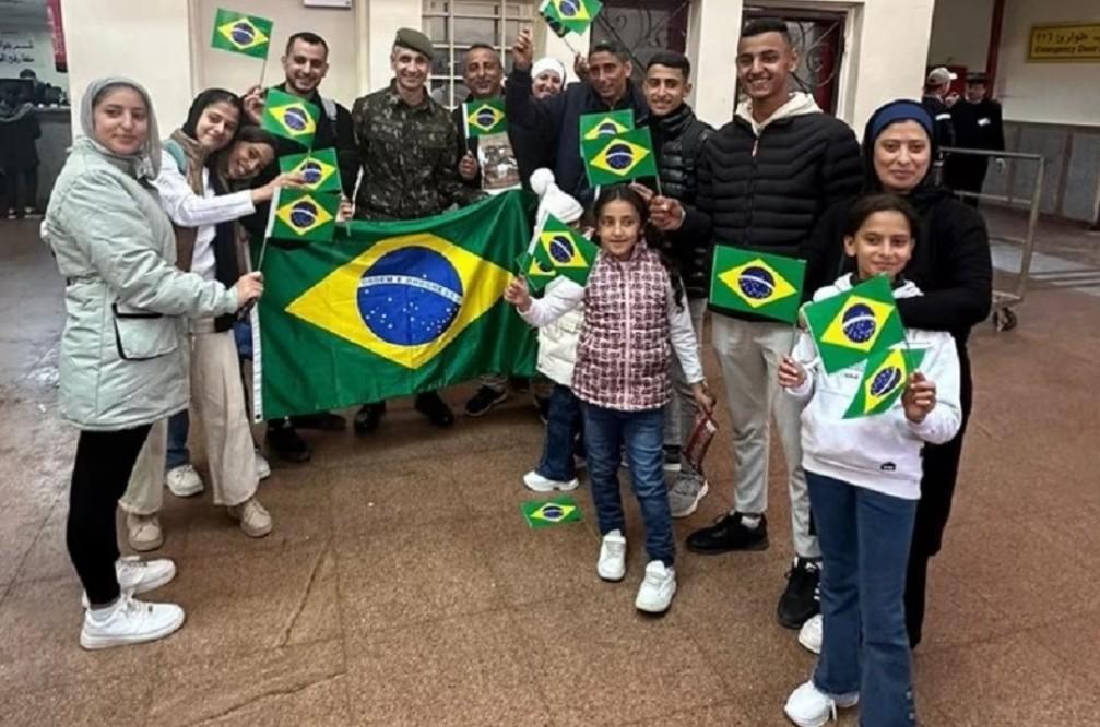 Crianças são parte do grupo resgatado da área de conflito