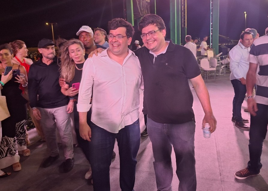 Rafael Fonteles faz fotos com sósia na inauguração do porto em Luis Correia