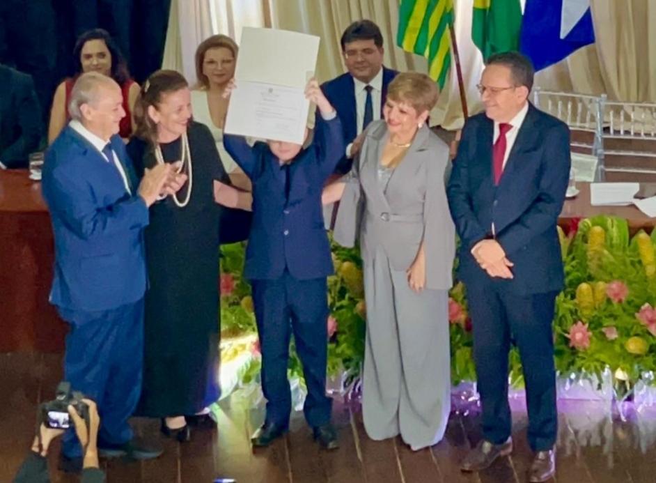 Silvio Mendes com a esposa e o presidente do TRE, Sebastião Martins