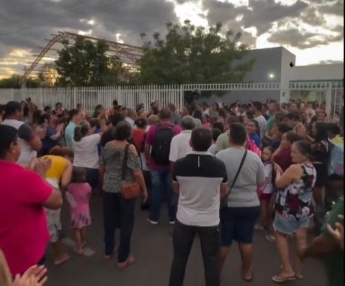 Alunos e professores na frente de Escola Municipal Milton Soldani