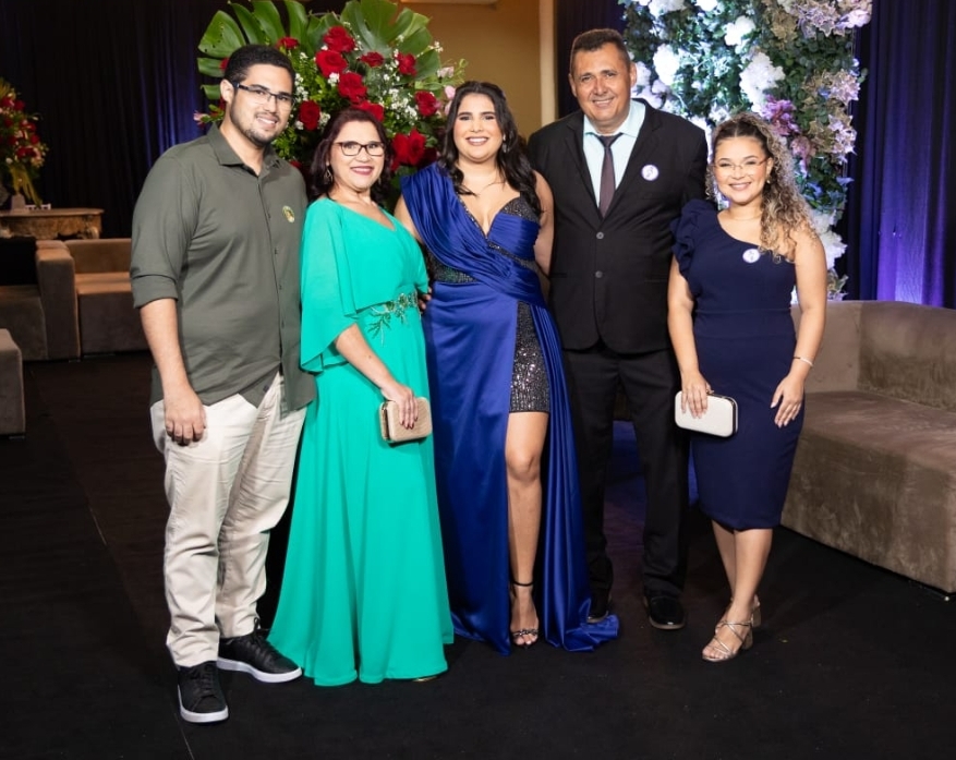 Dhulia Leão, neta do histórico petista Luis Eduvirgens, se forma em Psicologia