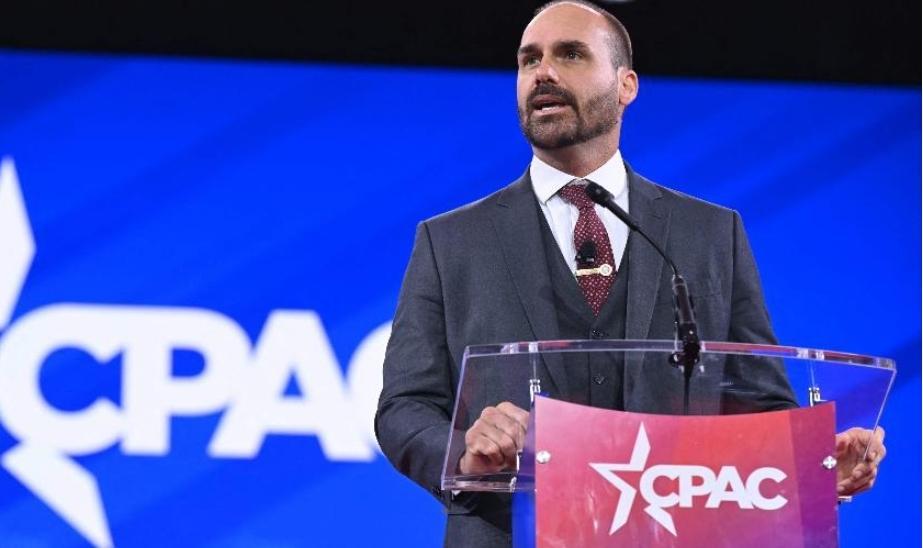 Eduardo Bolsonaro, apelidado de "Eduardo Bananinha", continua espalhando fakes