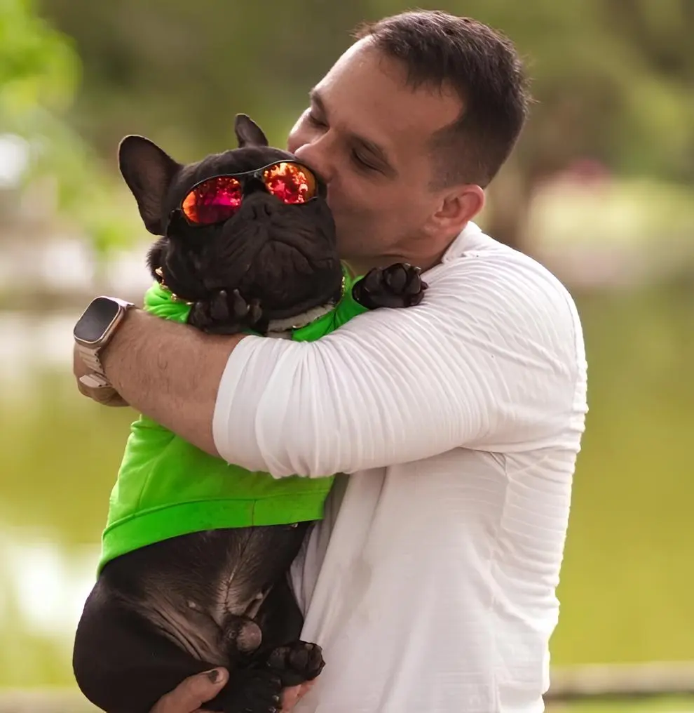 No Dia da Amizade, Ariano e Bruce mostram que as amizades leais vão bem além dos humanos