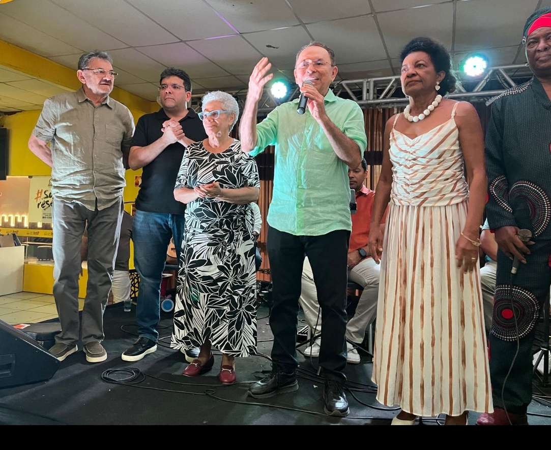 Aos 70 anos, Antônio Neto celebra vida cercado por familiares, amigos e muito samba